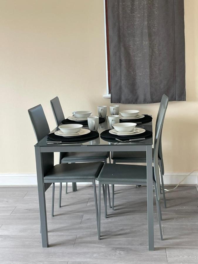 Lewisham Contractors' Haven: Spacious 3-Bedroom with Parking & Wi-Fi London Exterior photo